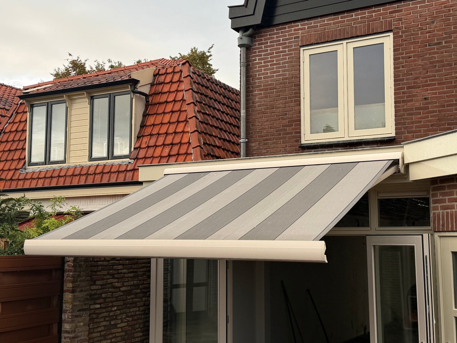 Electrisch zonnescherm zonwering met knikarm - Somfy, Ophalen, Elektrisch, Zo goed als nieuw, 150 tot 300 cm