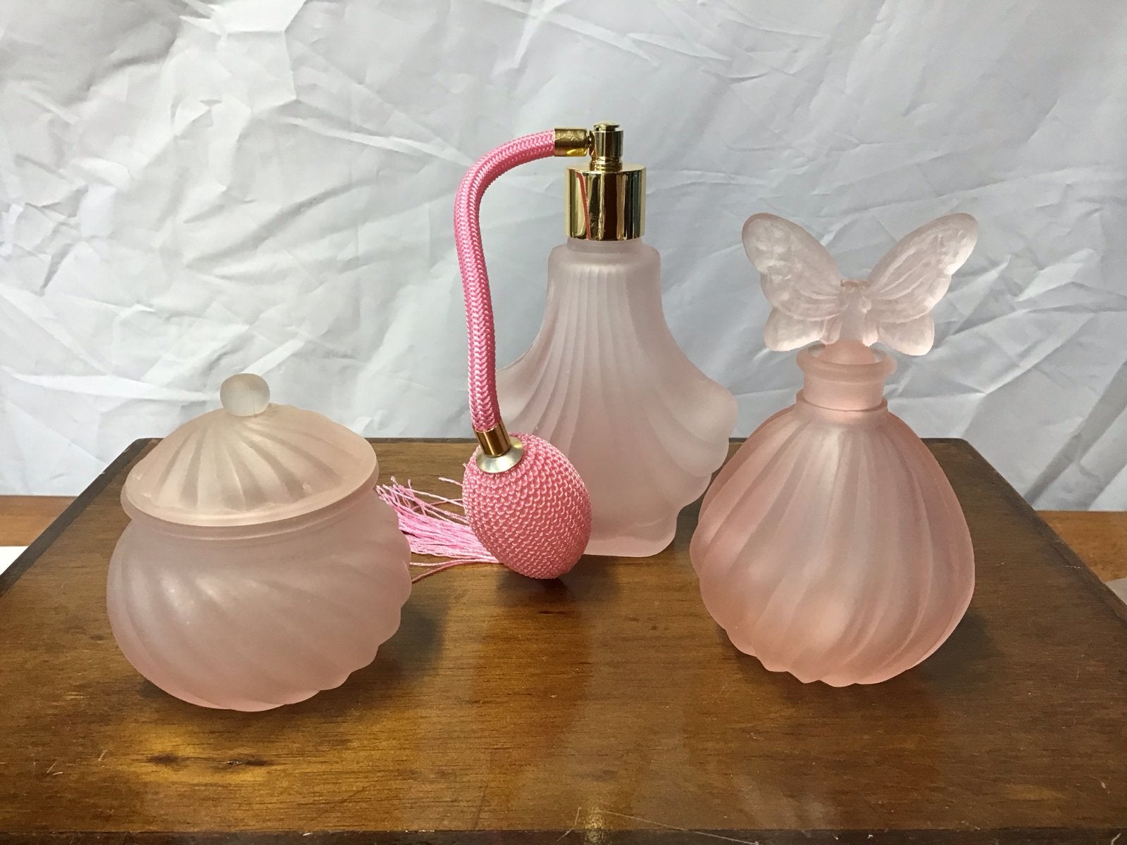 Vintage roze glazen parfumflesjes en potje, Ophalen of Verzenden