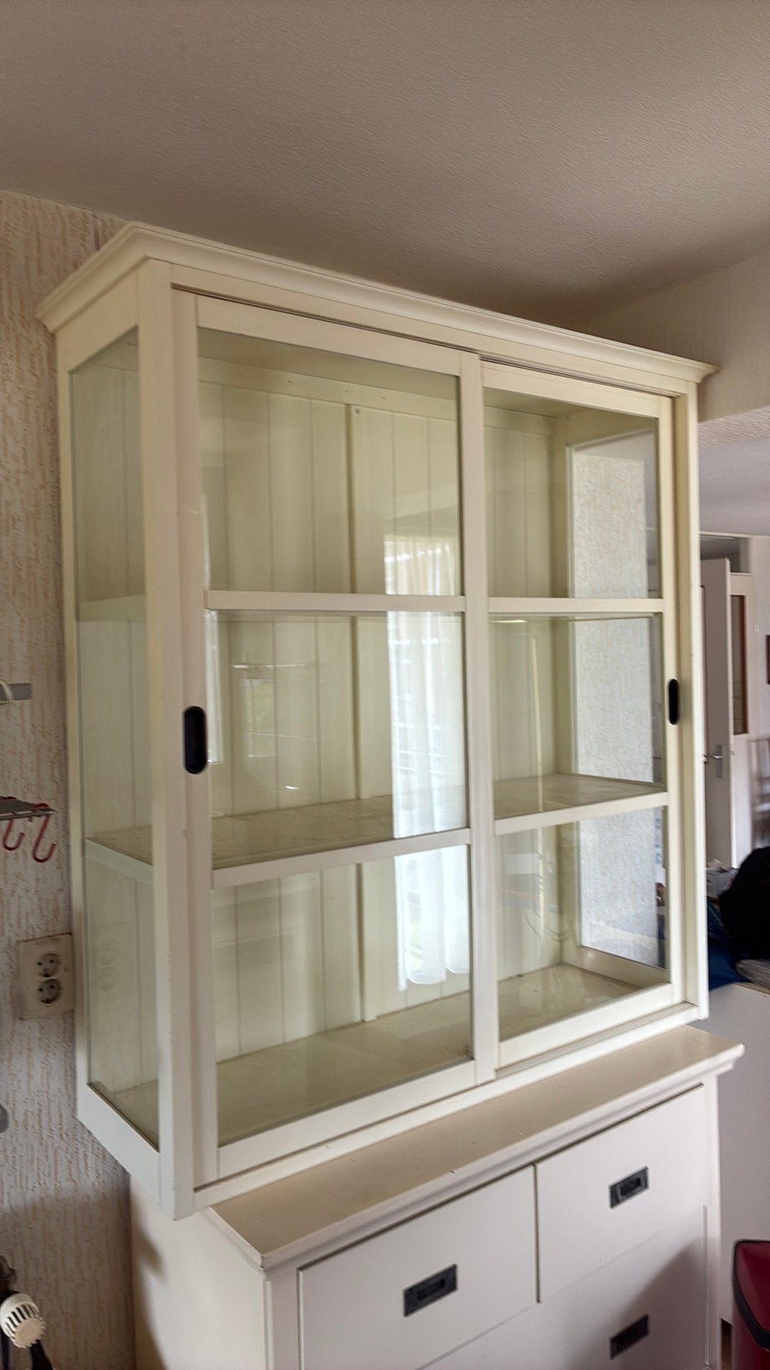 Crèmekleurige vitrinekast met glazen schuifdeuren, Ophalen, Gebruikt, 100 tot 150 cm, 25 tot 50 cm