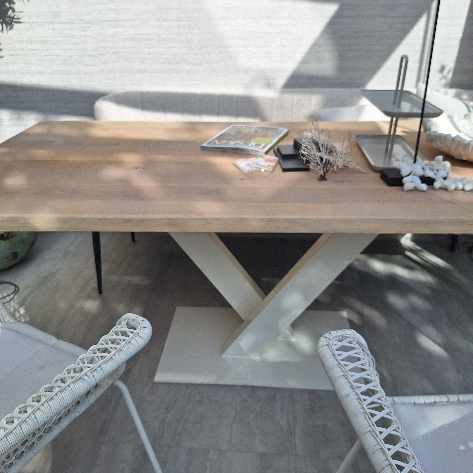 Eiken houten boomstam eettafel op witte v poot, Ophalen, 50 tot 100 cm, Zo goed als nieuw, X