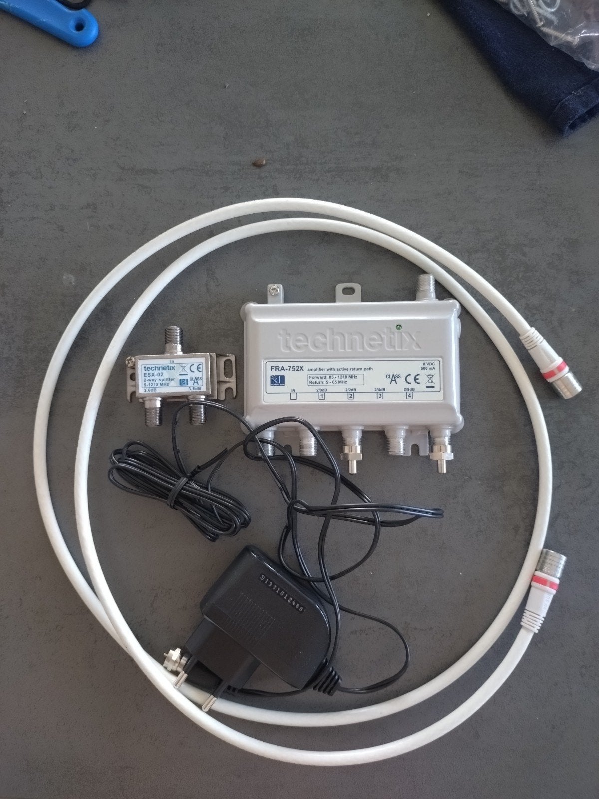 Technetix FRA-752X versterker met coaxkabel en adapter, Ophalen of Verzenden, Zo goed als nieuw, 2 tot 5 meter, Coaxiale kabel