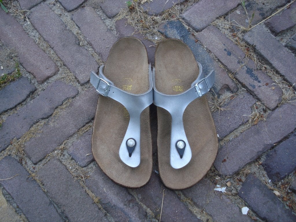 BIRKENSTOCK GIZEH ZILVER 38 NU GRATIS VERZENDING PER POST, Kleding | Dames, Schoenen, Slippers, Overige kleuren, Verzenden, Zo goed als nieuw