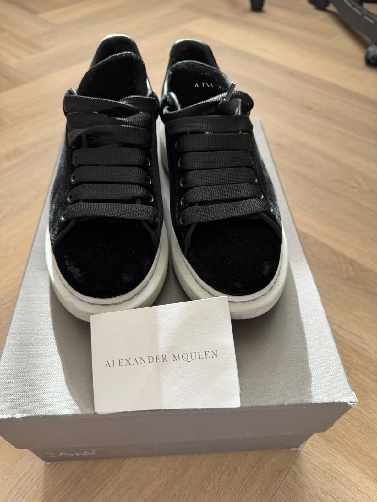 Alexander McQueen fluwelen sneakers, Kleding | Dames, Zwart, Ophalen of Verzenden, Sneakers of Gympen, Gedragen