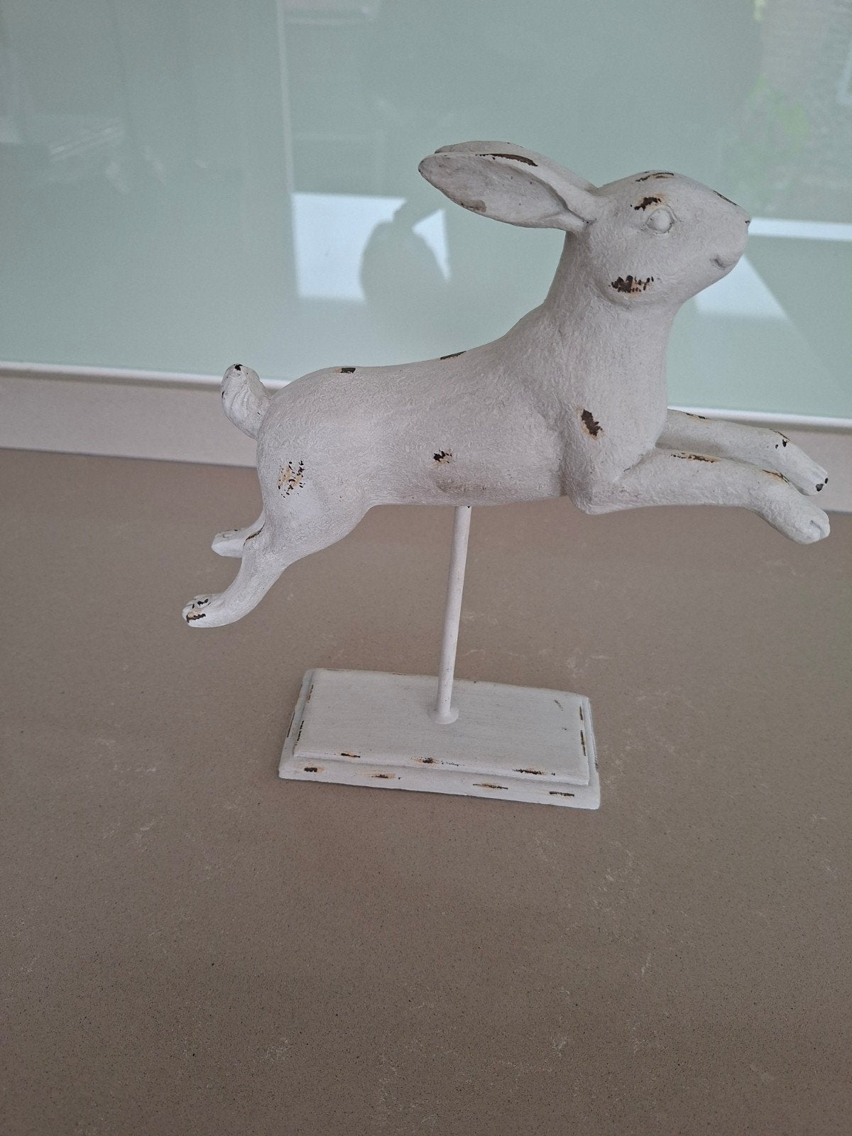 Stenen konijn op standaard - Decoratief beeldje, Gebruikt, Ophalen of Verzenden, Landelijk, Wit