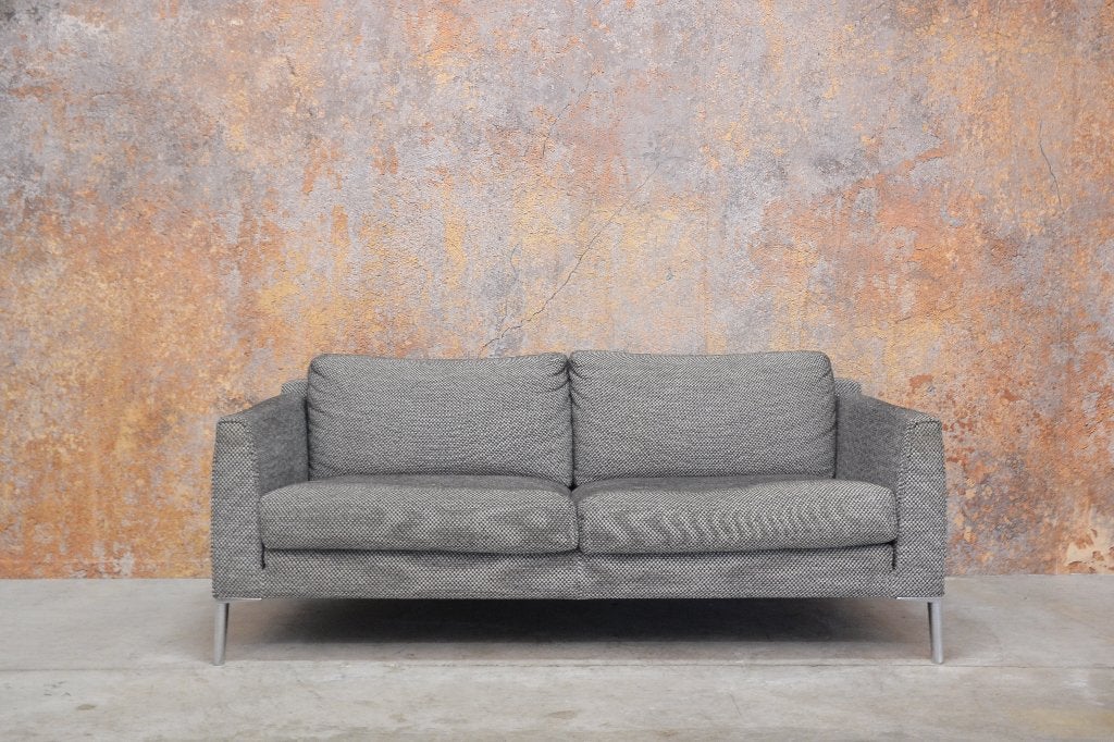 IZG Staat grijze stoffen Design on Stock Heelz design bank, Huis en Inrichting, Banken | Bankstellen, Zo goed als nieuw, Rechte bank