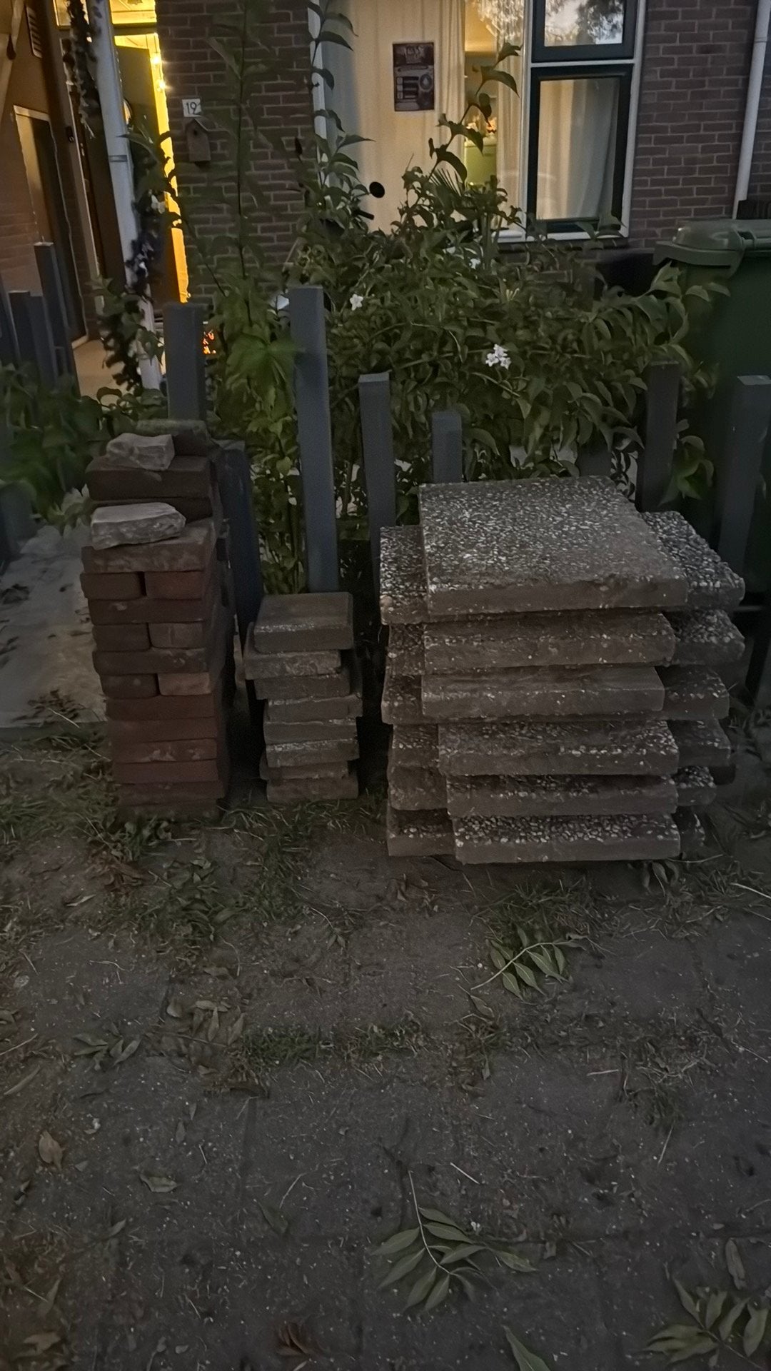 GRATIS AFHALEN; Gebruikte grint, vierkante tegels &bakstenen, Ophalen, Gebruikt, Minder dan 20 cm, 10 m² of meer