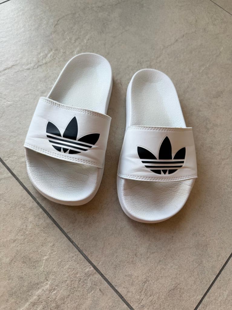 Slippers dames merk adidas’ maat 39 in prima staat, Kleding | Dames, Schoenen, Ophalen of Verzenden, Gedragen, Wit