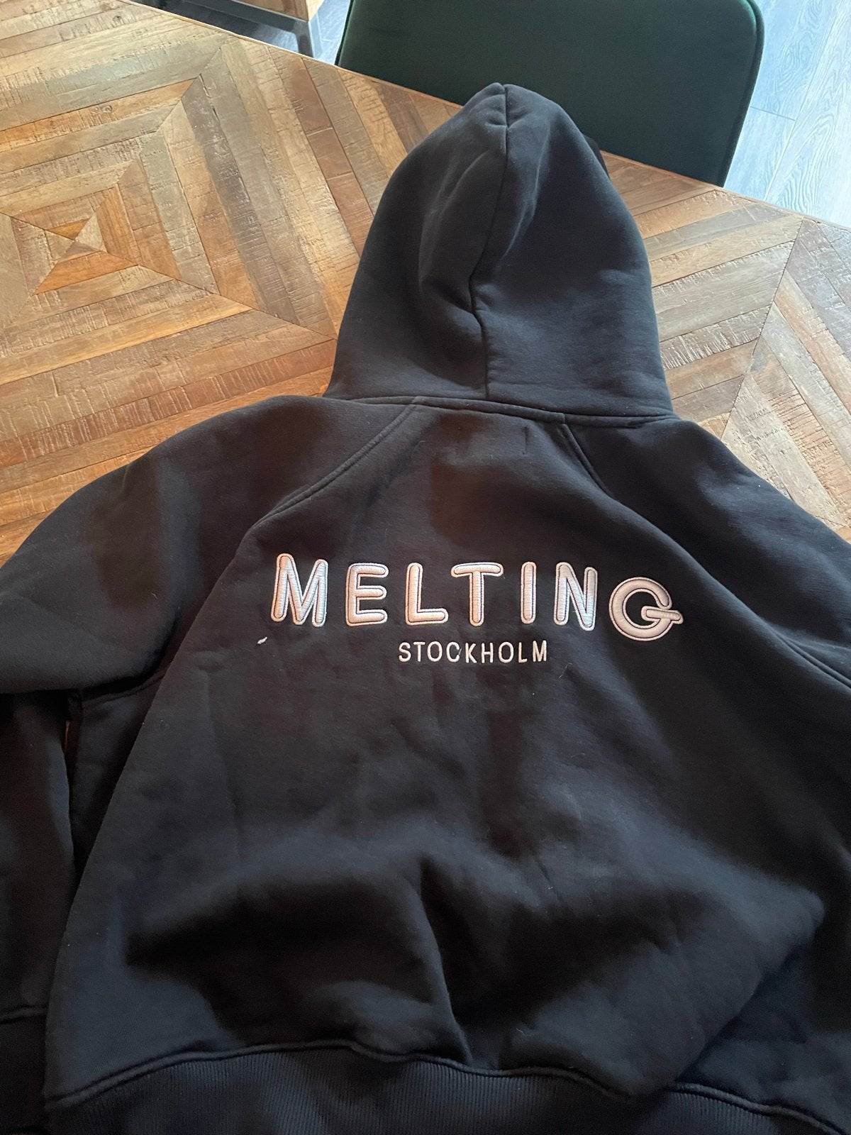 Melting Stockholm Hoodie Zwart - Maat XL, Ophalen of Verzenden, Zo goed als nieuw, Maat 46/48 (XL) of groter, Zwart