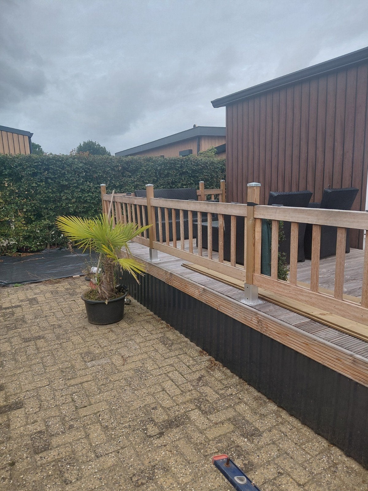 veranda, dichten onderkant chalets, plaatsen schuur, blokhut