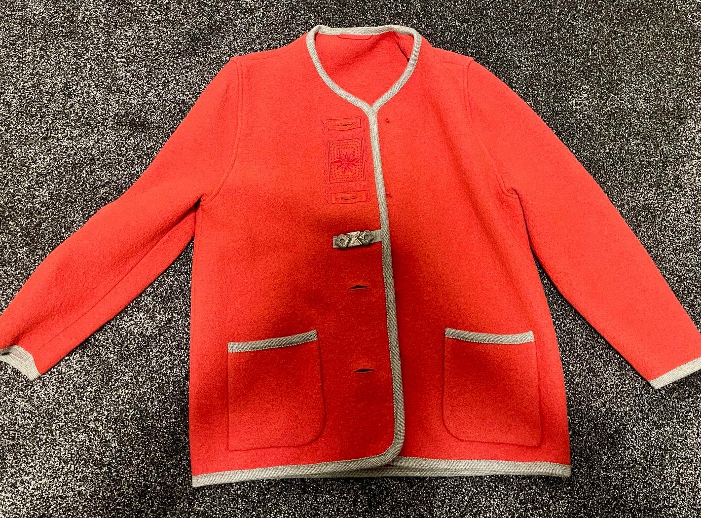 Vest Oktoberfesten in prijs verlaagd, Ophalen of Verzenden, Zo goed als nieuw, Maat 42/44 (L), Rood