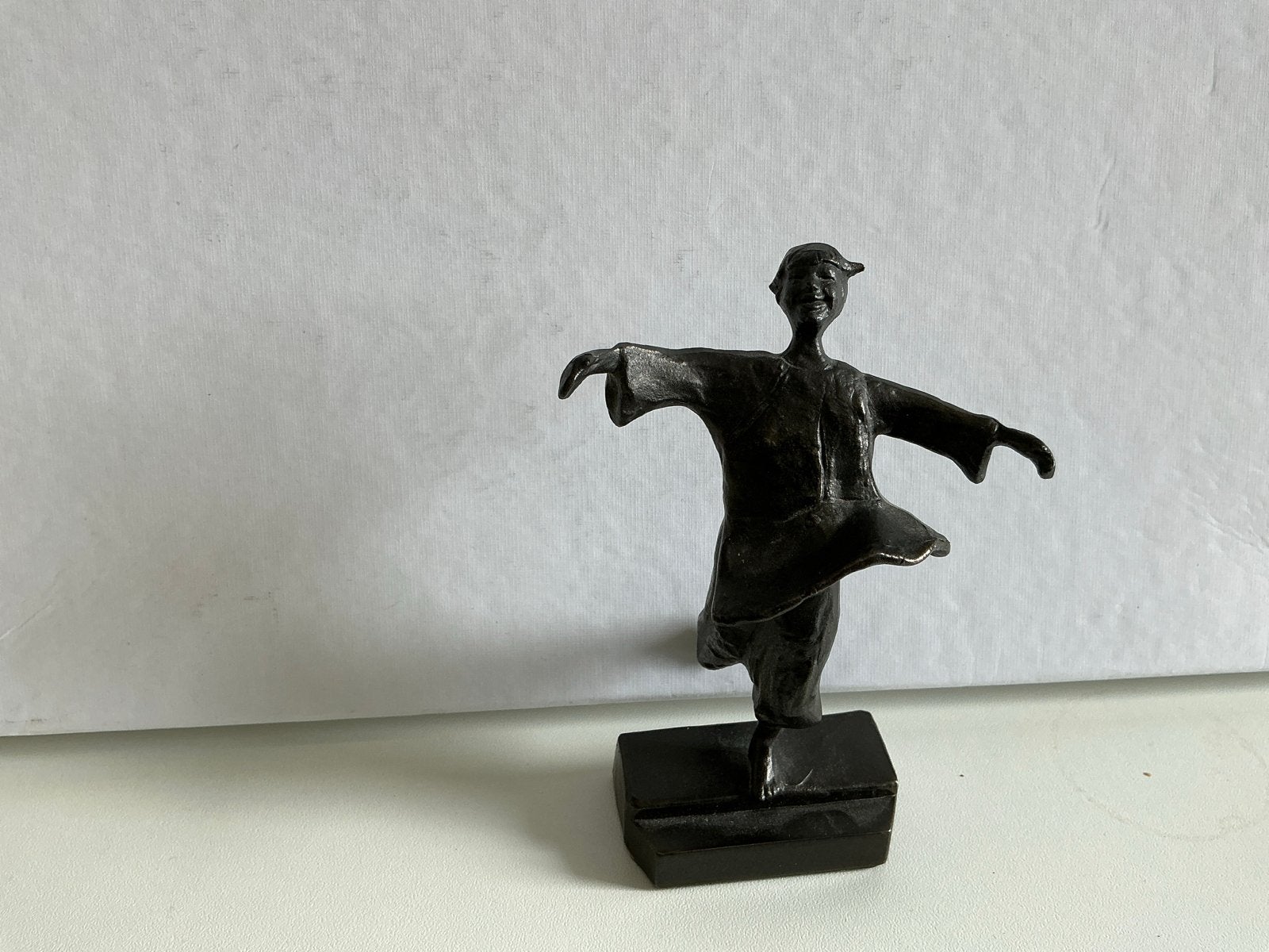 Bronzen beeldje Meisje dansend in de wind - 13 cm hoog, Antiek en Kunst, Minder dan 20 cm, Ophalen of Verzenden, Brons, Op sokkel
