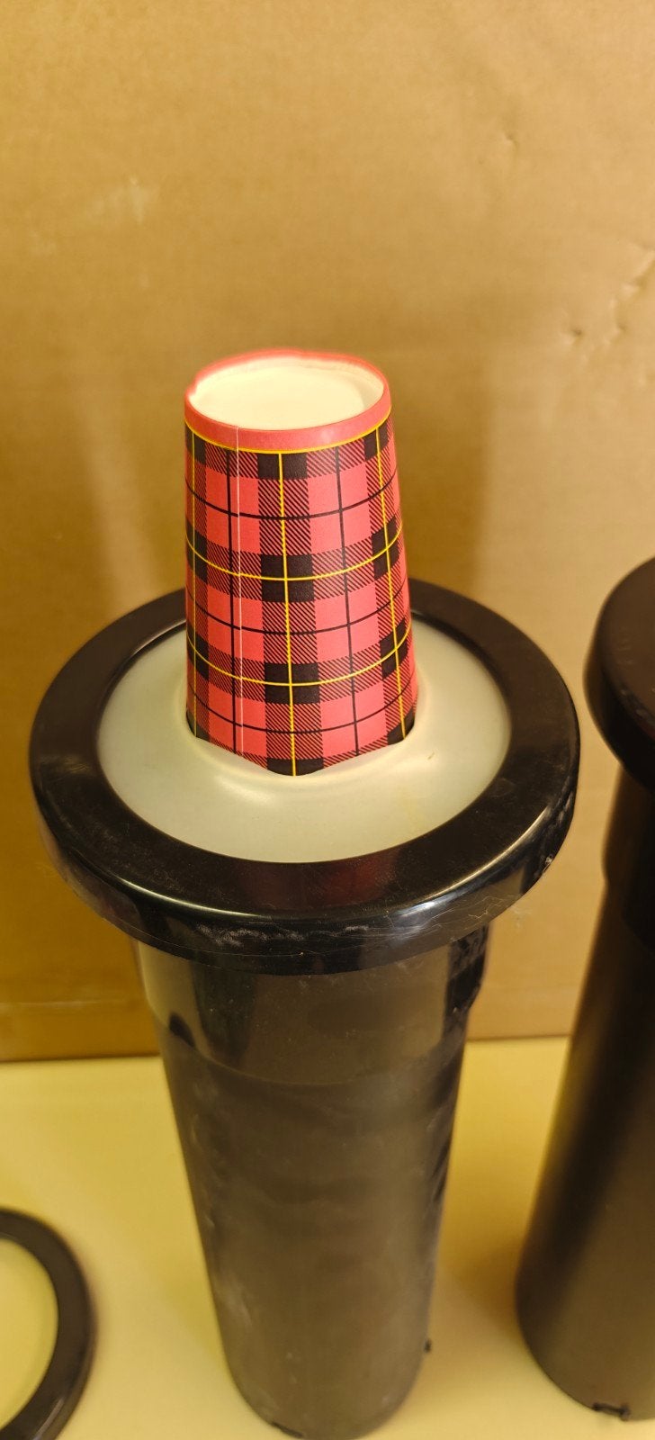 Beker dispenser, Ophalen