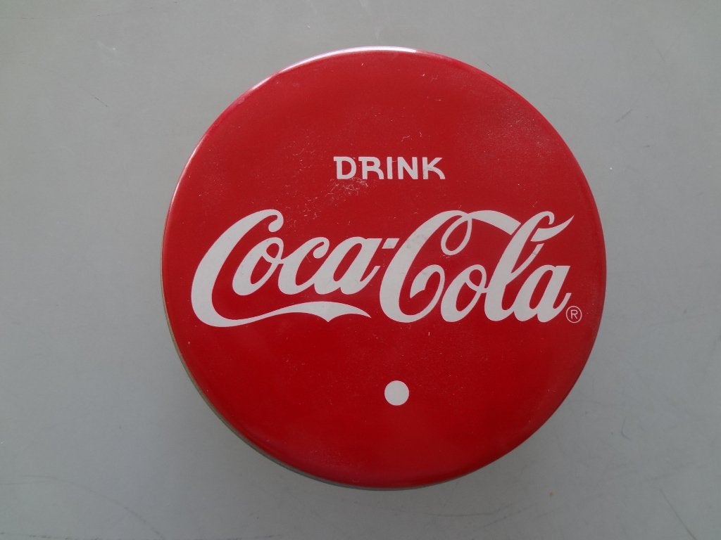 Coca Cola 4 onderzetters pin-up in blikken doosje, Ophalen of Verzenden, Nieuw, Glas of Kopje