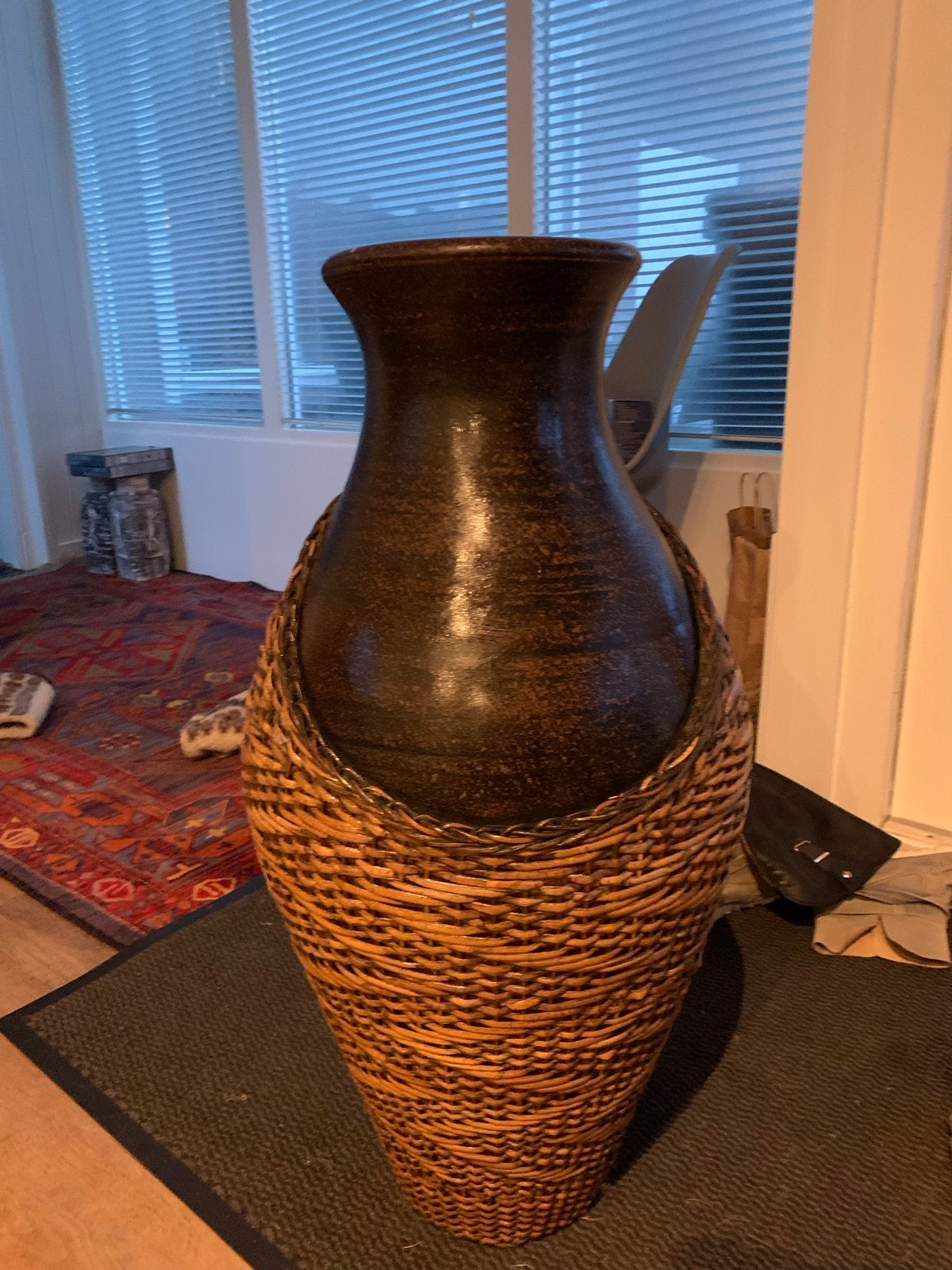 Grote decoratieve Indonesiche vaas /kruik met rotan, Ophalen