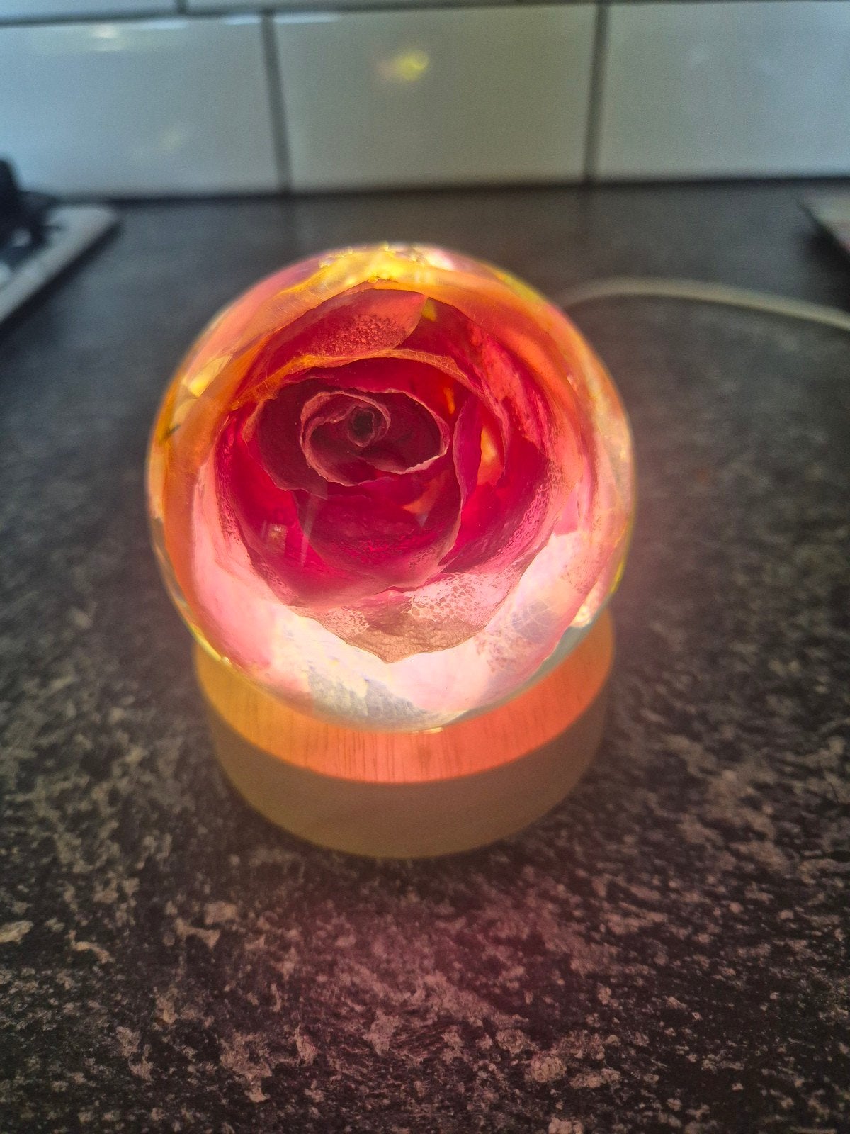 Epoxy bol met bloemen en LED-lampje, Meerkleurig, Nieuw, Kunststof, Ophalen of Verzenden