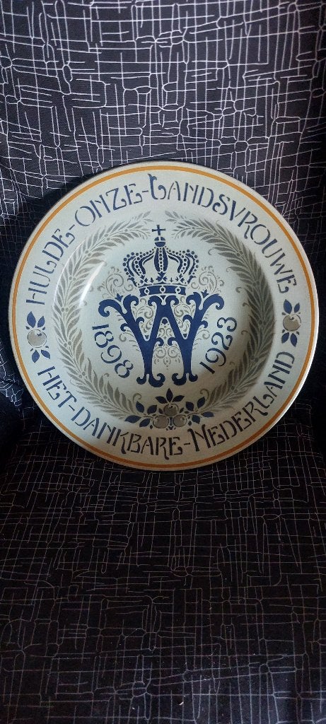 Herdenkingsbord koningin Wilhelmina 1898, Maastricht, Ophalen of Verzenden, Gebruikt, Porselein, Bestek