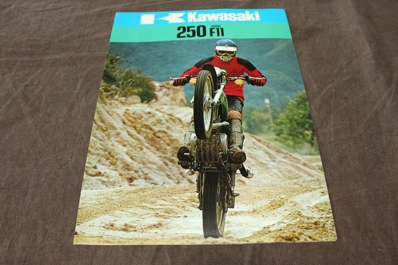 Kawasaki 250 model F11 motorfiets verkoop folder, Motoren, Handleidingen en Instructieboekjes, Ophalen of Verzenden, Kawasaki