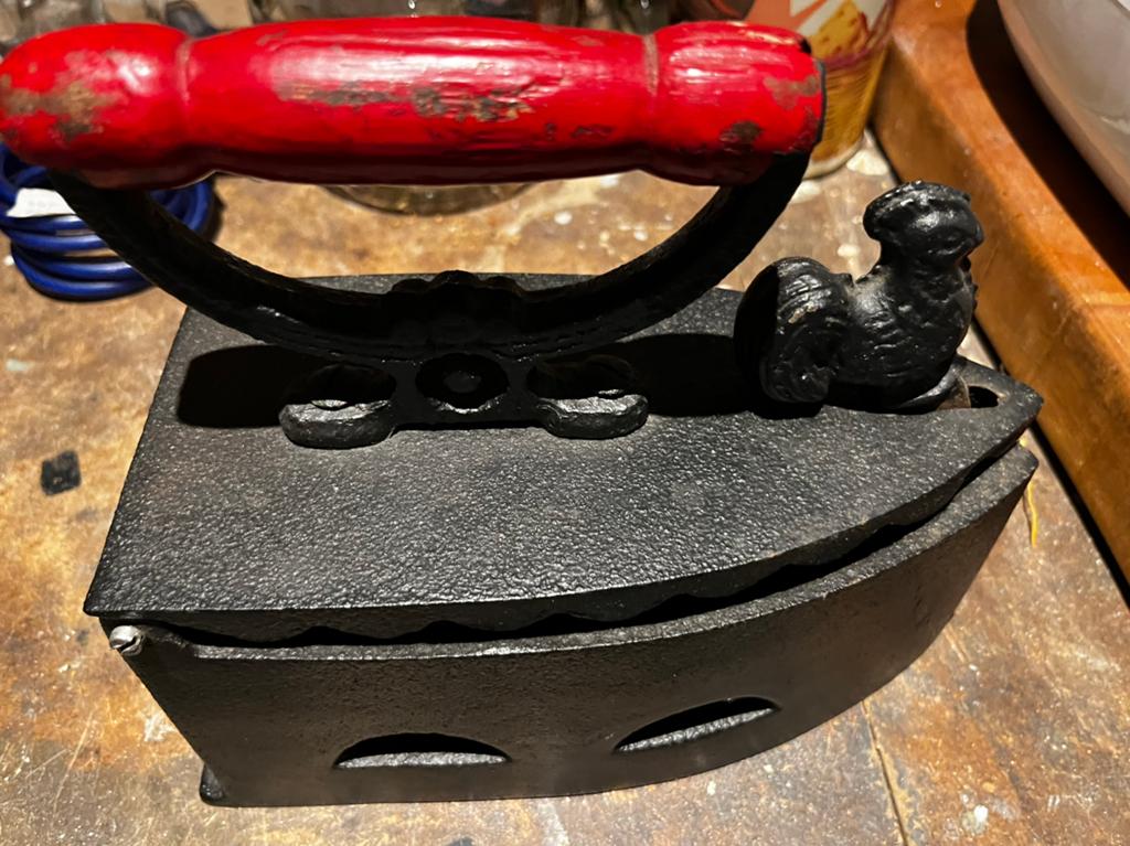 Gietijzeren strijkbout met houten handvat, Antiek en Kunst, Ophalen of Verzenden