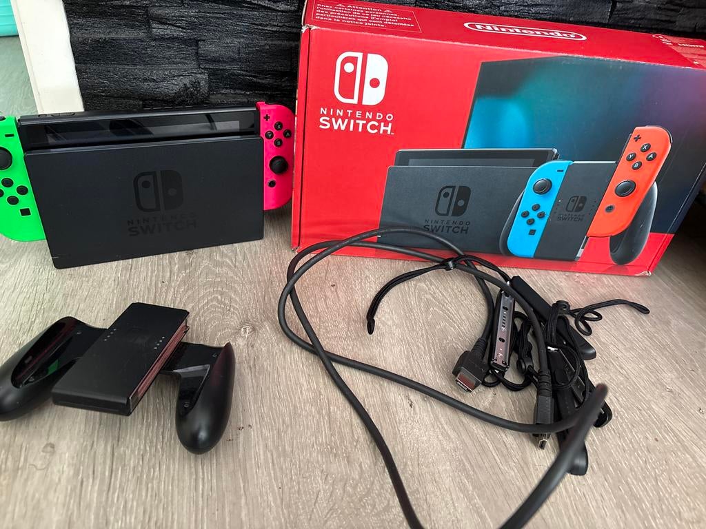 Nintendo Switch met neon Joy-Cons en accessoires, Spelcomputers en Games, Spelcomputers | Nintendo Switch, Ophalen of Verzenden
