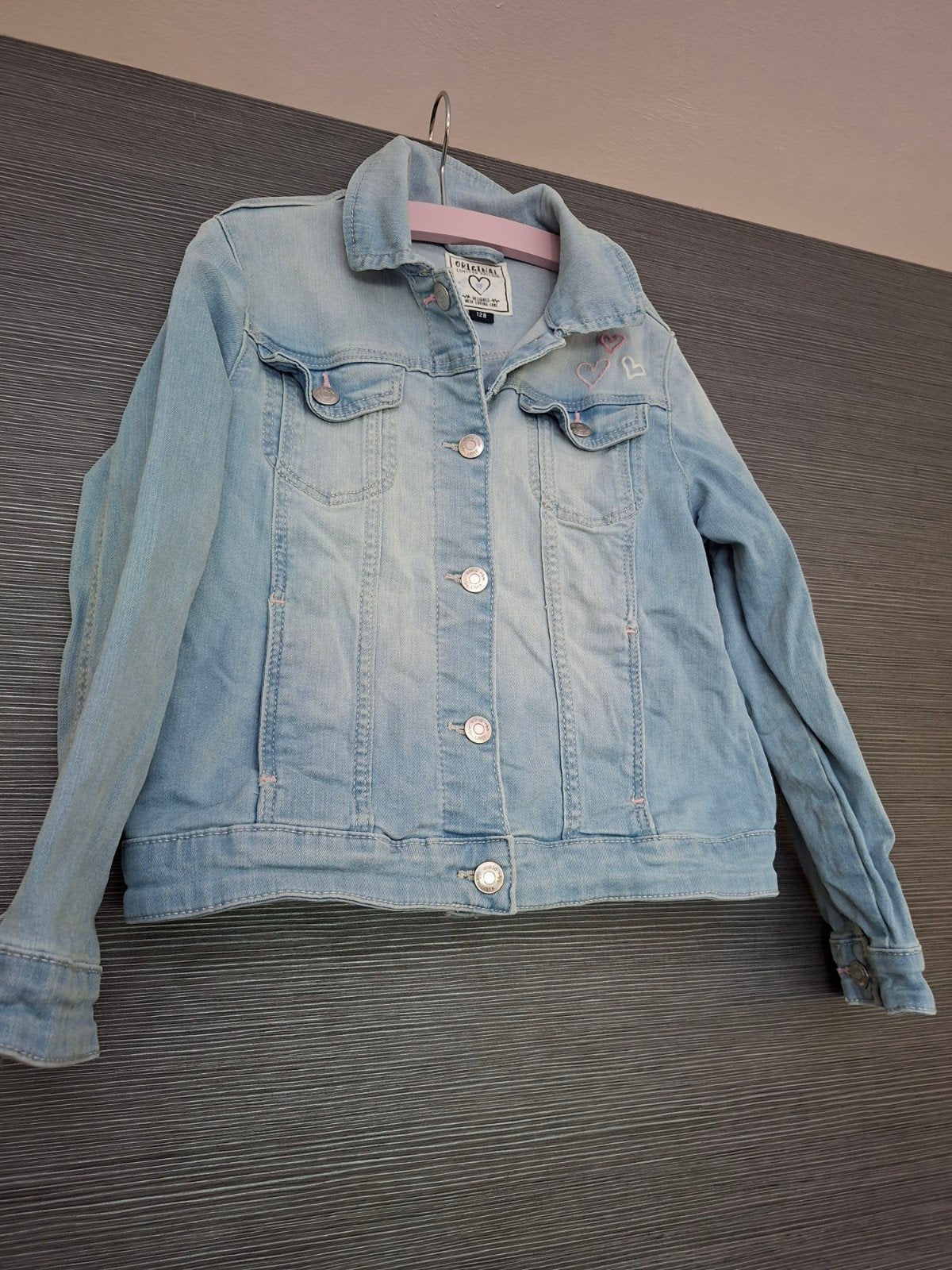 Spijkerjasje met eenhoorn op de achterkant, Kinderen en Baby's, Kinderkleding | Maat 128, Ophalen, C&A, Meisje, Zo goed als nieuw