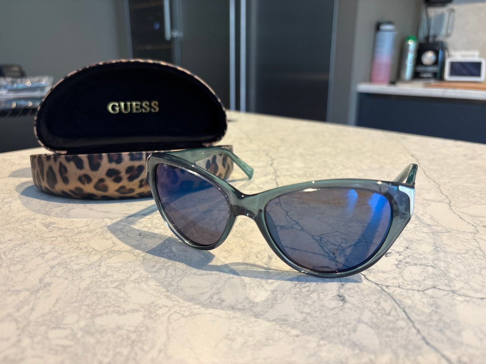 Guess Zonnebril met Luipaardprint Hoesje, Zonnebril, Blauw, Zo goed als nieuw, Ophalen