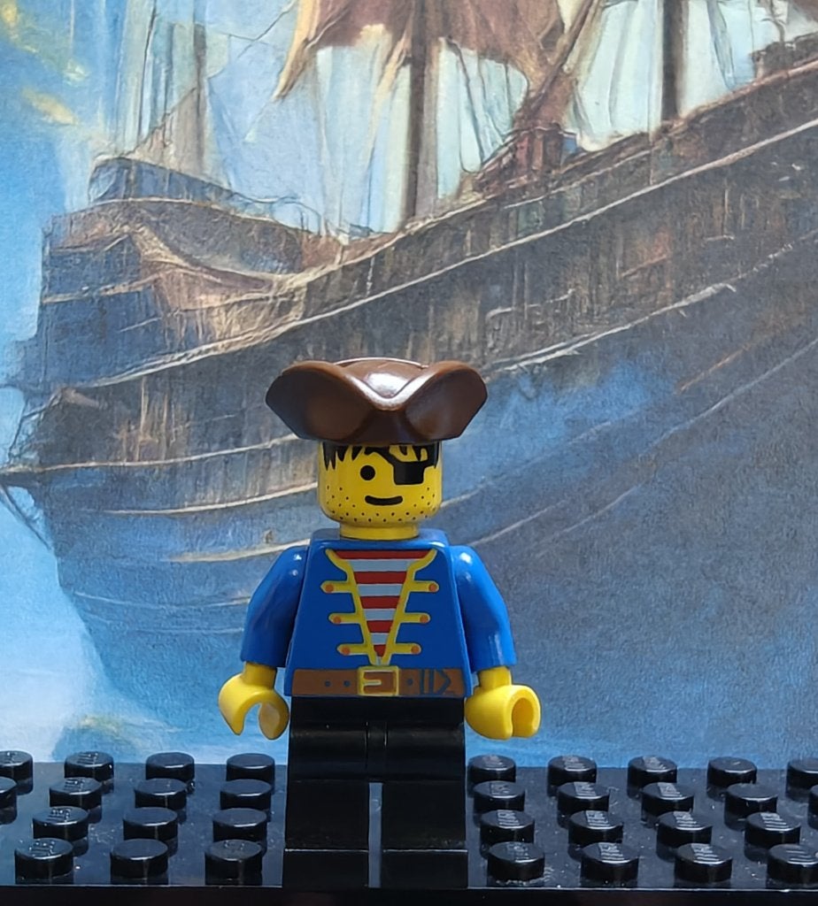 Lego Pirate Blue Jacket, Black Legs, Brown Pirate Triangle, Gebruikt, Lego, Minifiguur, Pirates