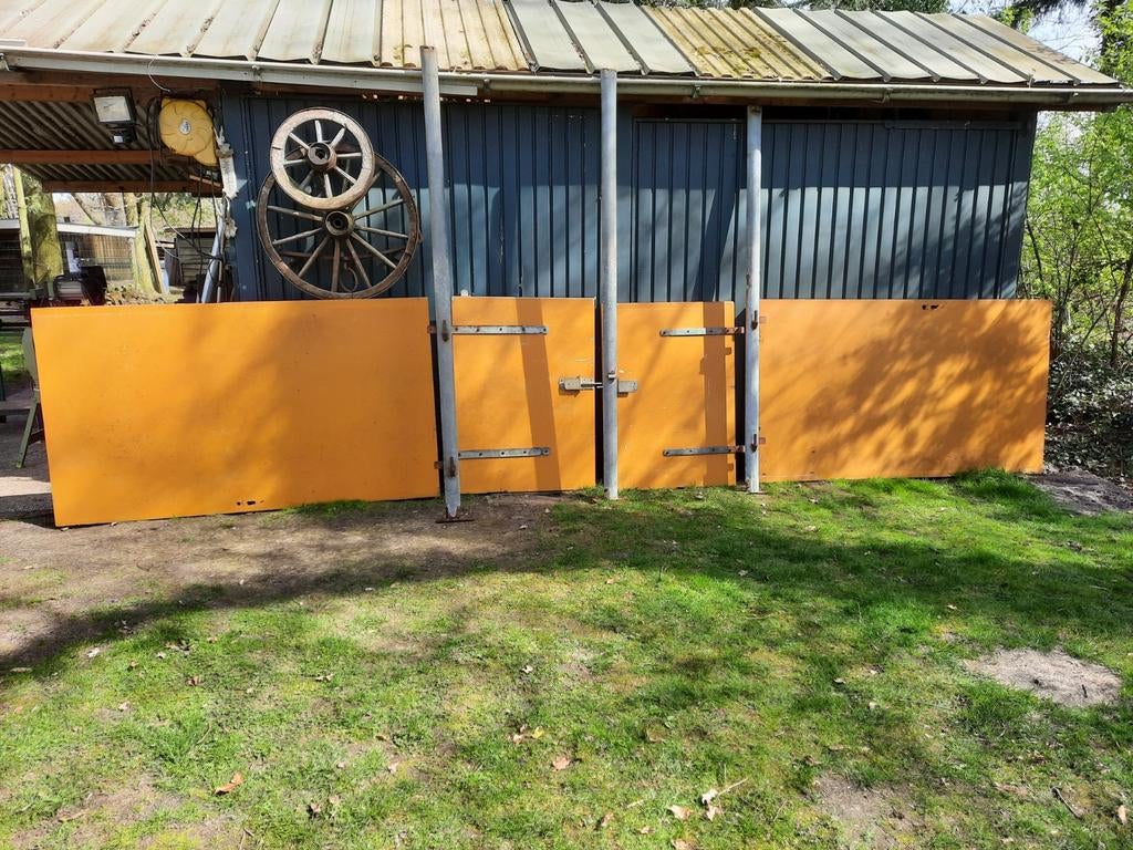 Stal voor frond 570x110 h en 4cm 2 deuren 1x162 1x125 x110 h, Dieren en Toebehoren