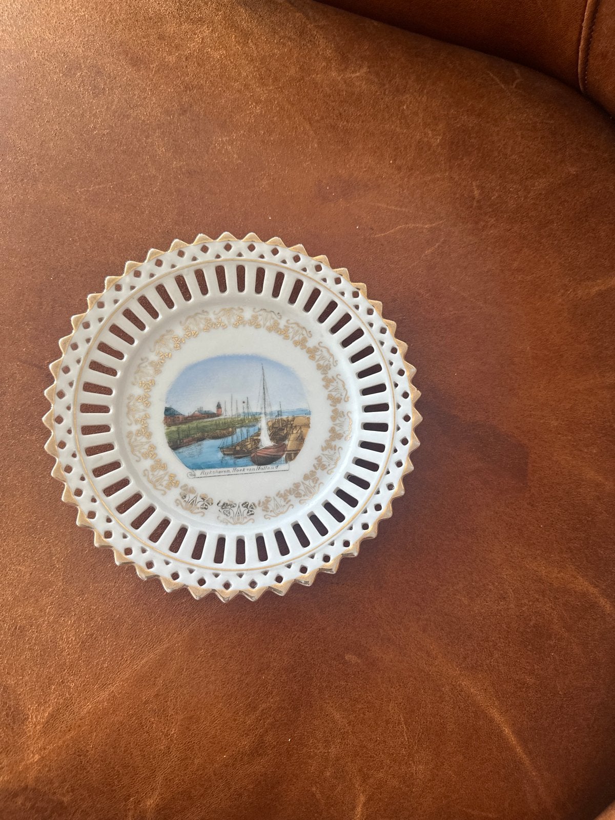 Antiek opengewerkt porseleinen souvenirbord Hoek van Holland, Antiek en Kunst, Ophalen