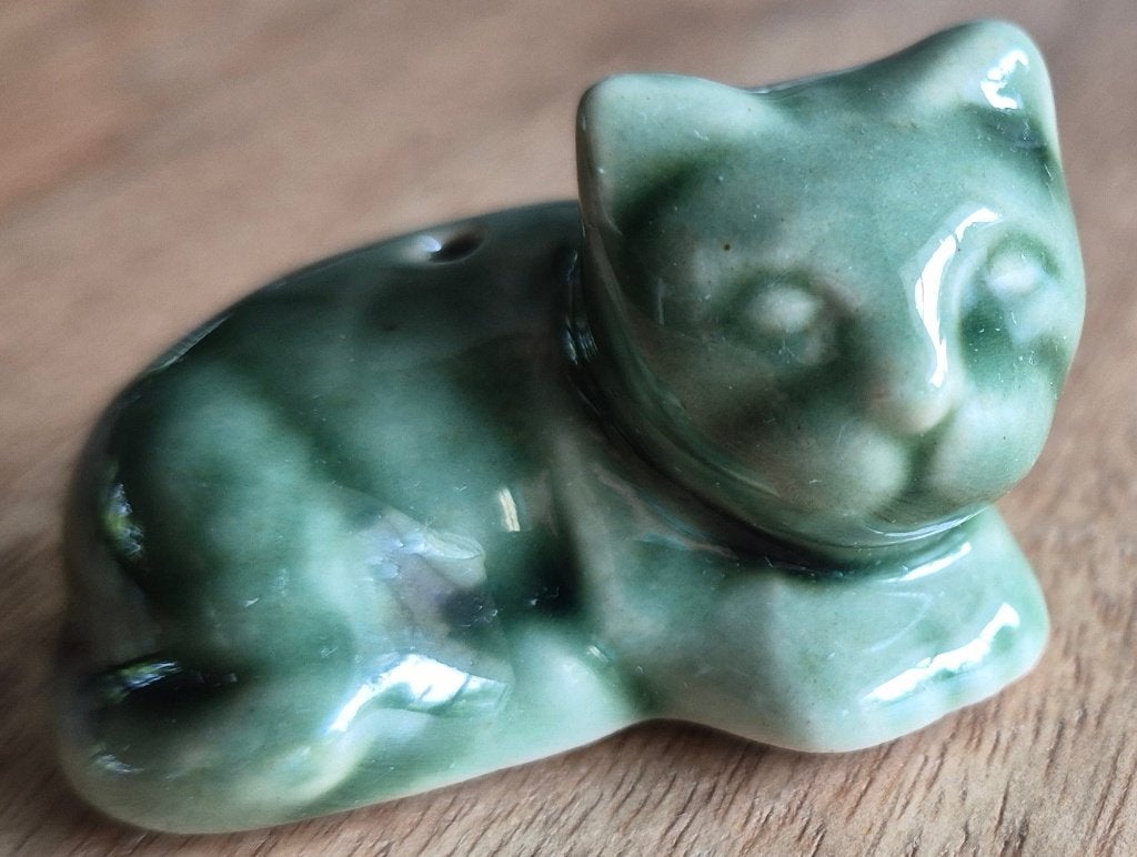 Kleine groene kat voor wierrookstokje  5x3,5x4 cm, Ophalen of Verzenden, Zo goed als nieuw, Dier