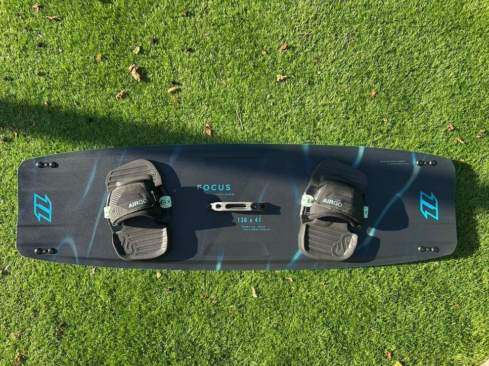 North focus hybrid kiteboard 136x41, Watersport en Boten, Kitesurfen, Gebruikt, Twintip, Kiteboard, Ophalen of Verzenden