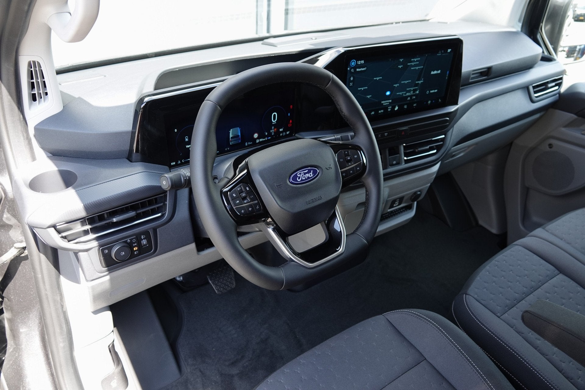 Ford Transit Custom L2H1 2.5PHEV 233Pk Aut. | Limited | Plug, Auto's, Bestelauto's, Stof, Gebruikt, Zwart, 4 cilinders