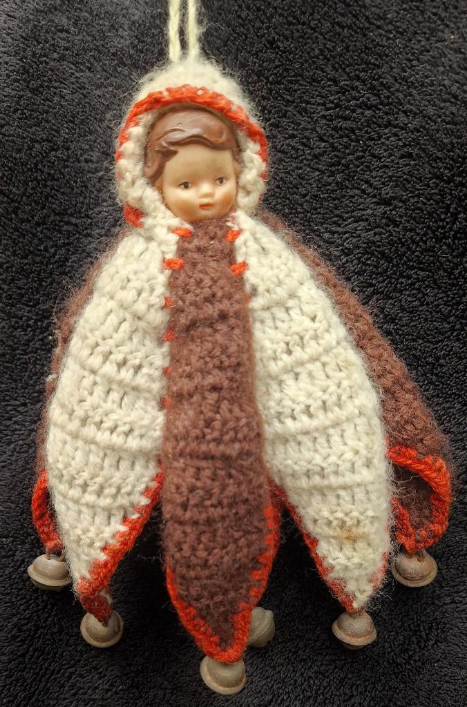 Oude RAMMELAAR lief klein poppetje poncho met 6 belletjes, Ophalen of Verzenden