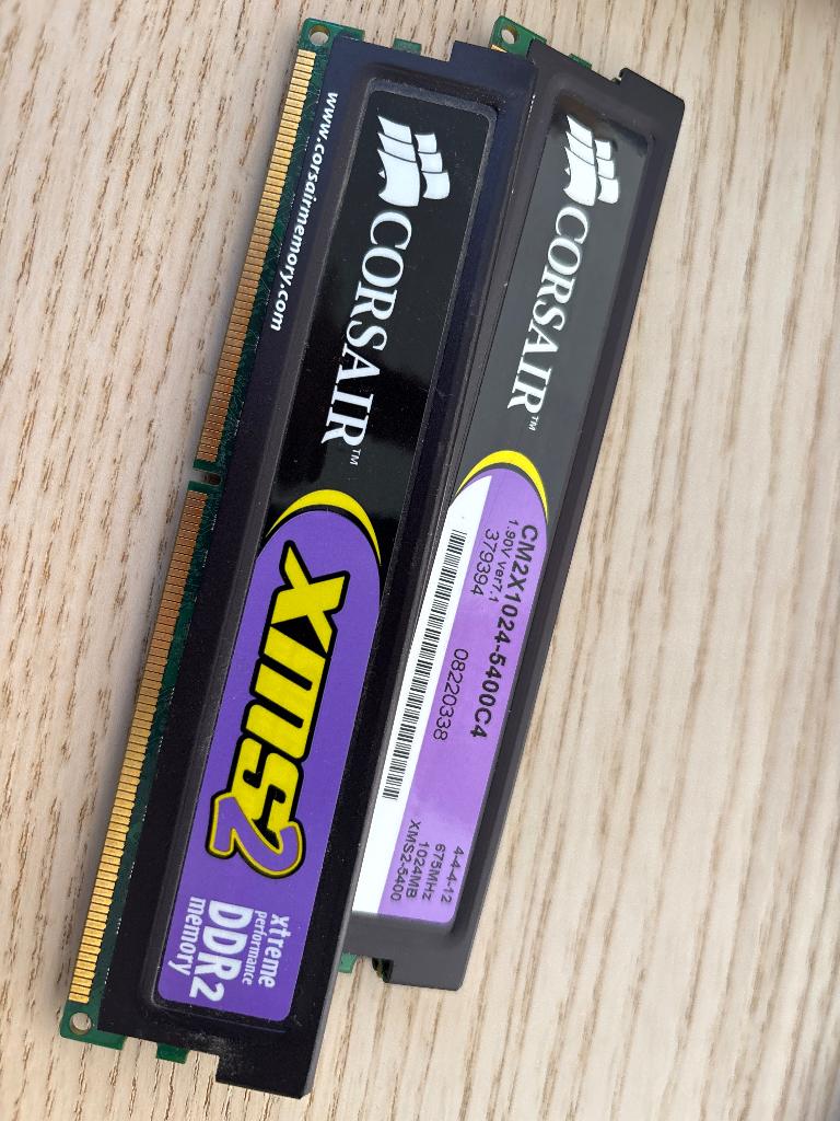 2x Corsair 1GB DDR2 675MHz Geheugen (CM2X1024-5400), 1 GB of minder, Ophalen of Verzenden, Zo goed als nieuw, DDR2