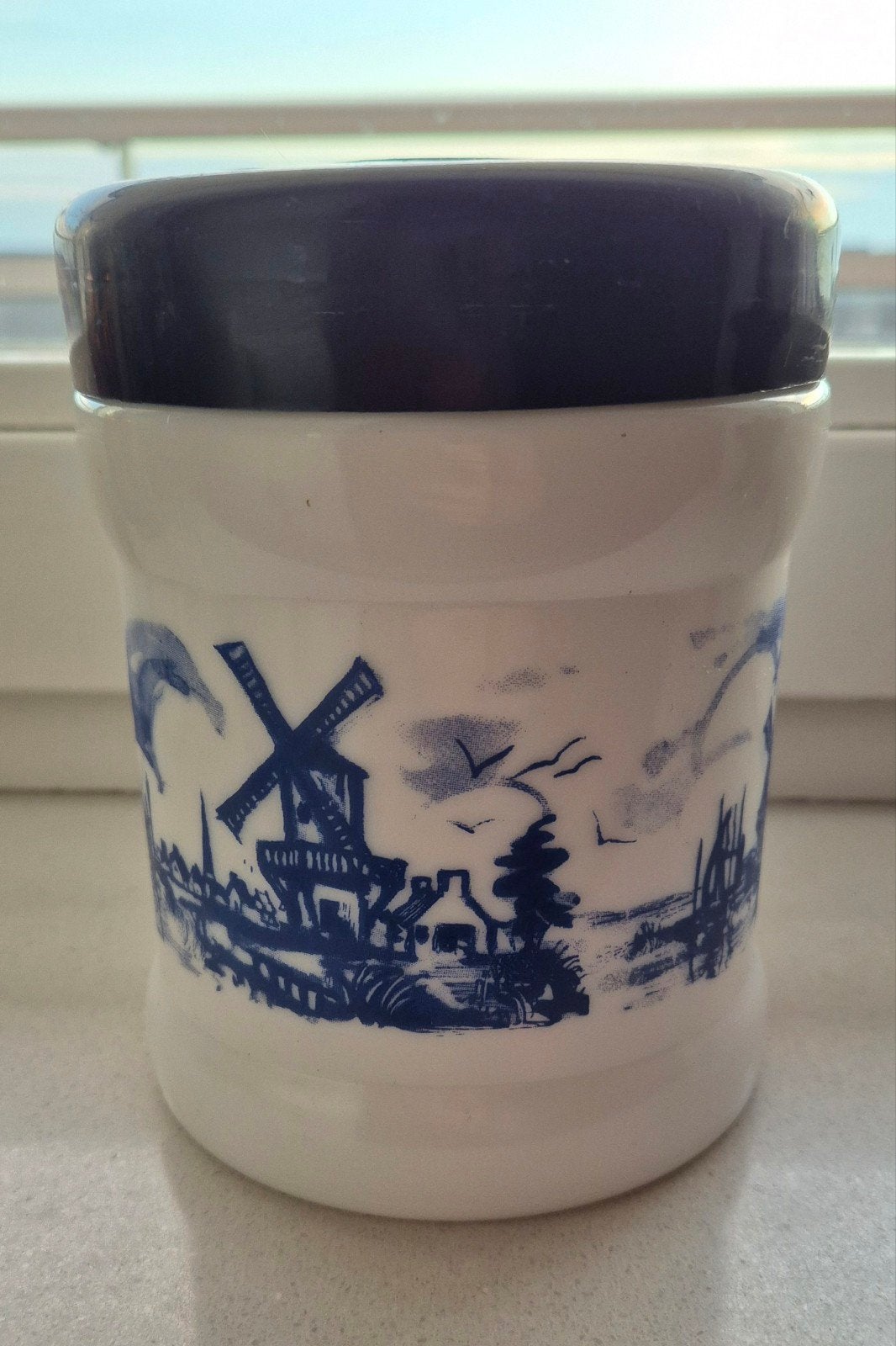 Pot met molens en Hollandse landschap

Deze pot is 15,5 cm h, Ophalen