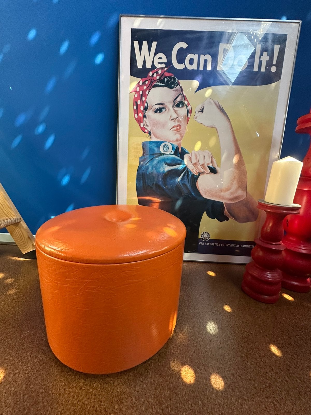 Vintage skai opberg poef oranje met deksel, Minder dan 50 cm, Gebruikt, Vintage, Rond