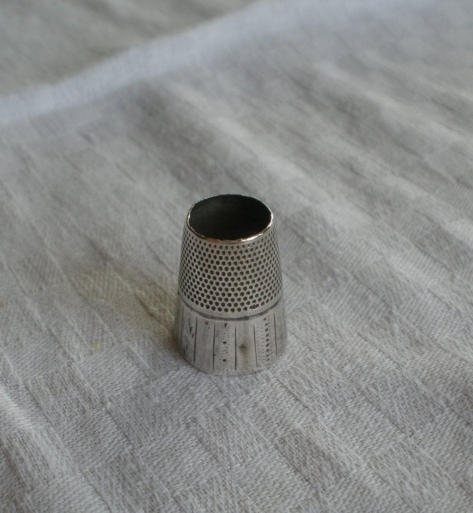 Antiek zilveren ?? vingerhoed met een gebrek, Antiek en Kunst, Antiek | Goud en Zilver, Ophalen of Verzenden, Zilver