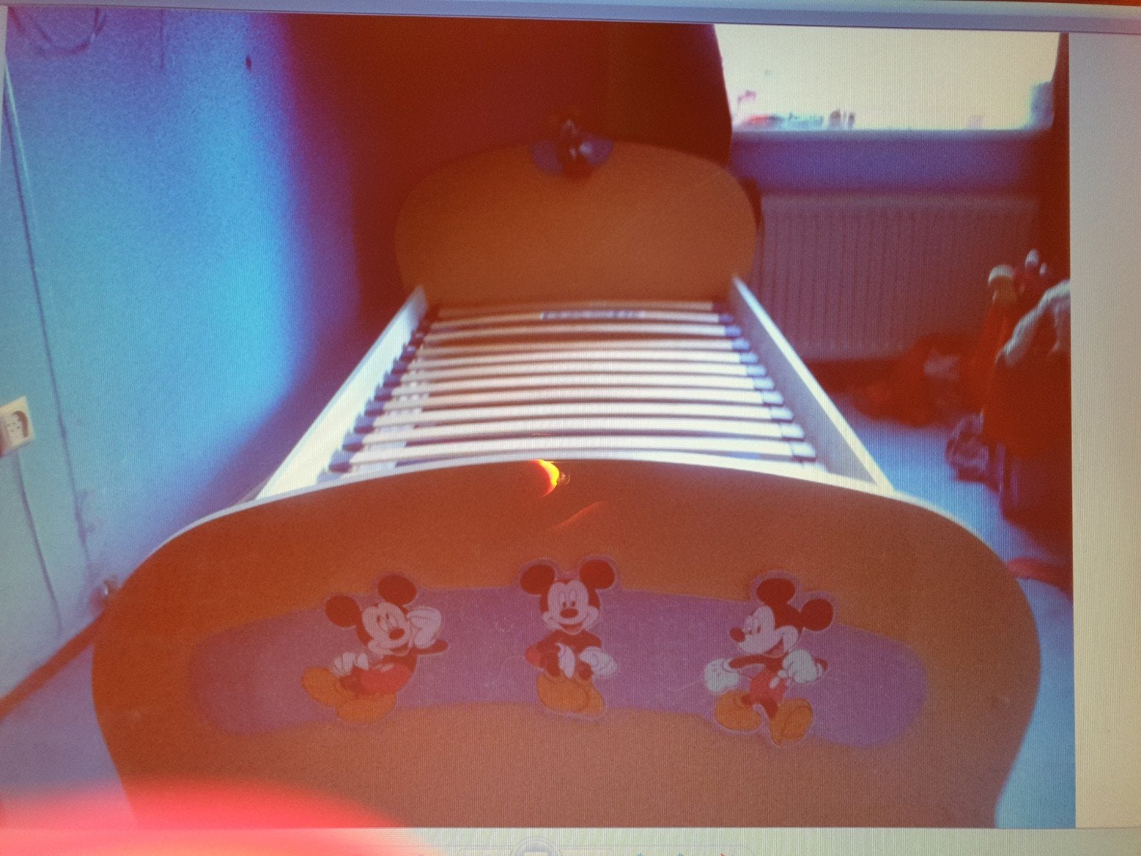 Mickey Mouse bed 90x200 met lattenbodem en nachtkastje, Ophalen, Gebruikt, 90 cm, 200 cm