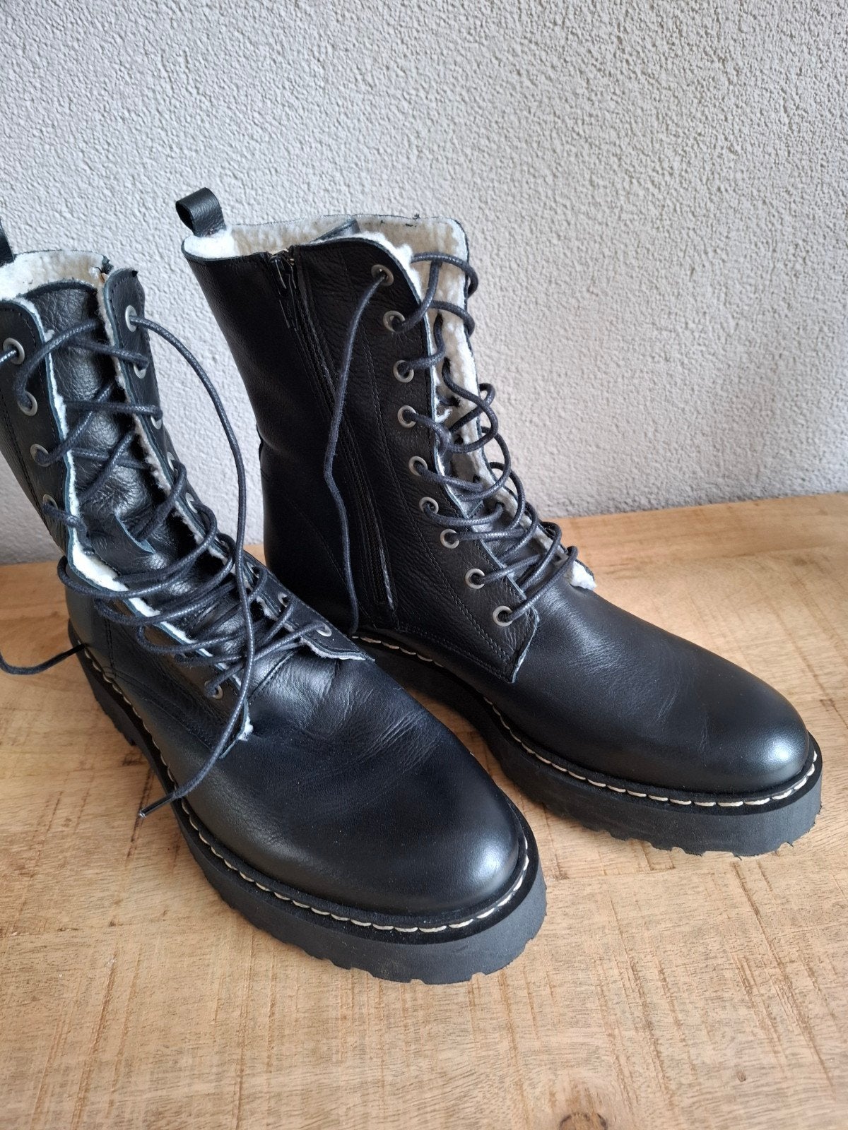 Zwarte leren veterlaarzen met teddy voering, Zwart, Lage of Enkellaarzen, Ophalen of Verzenden, Onbekend