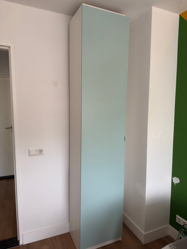 Hoge smalle kast met planken, lichtblauw/wit, Huis en Inrichting, Kasten | Stellingkasten, Ophalen, Gebruikt