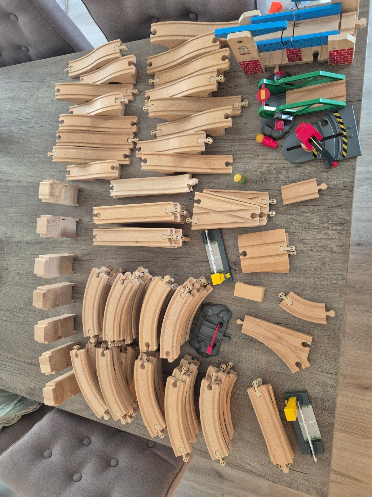 Grote set houten treinrails en treintjes, Ophalen, Gebruikt