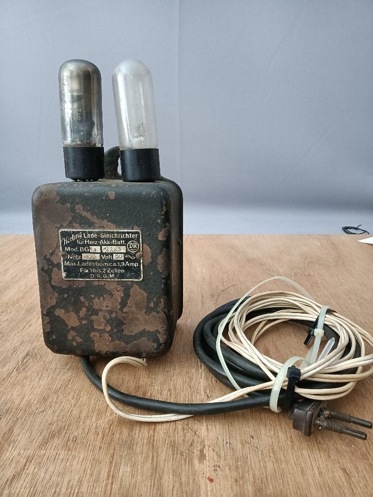 Accu lader oude radio, Audio, Tv en Foto, Radio's, Ophalen of Verzenden, Gebruikt, Overige typen