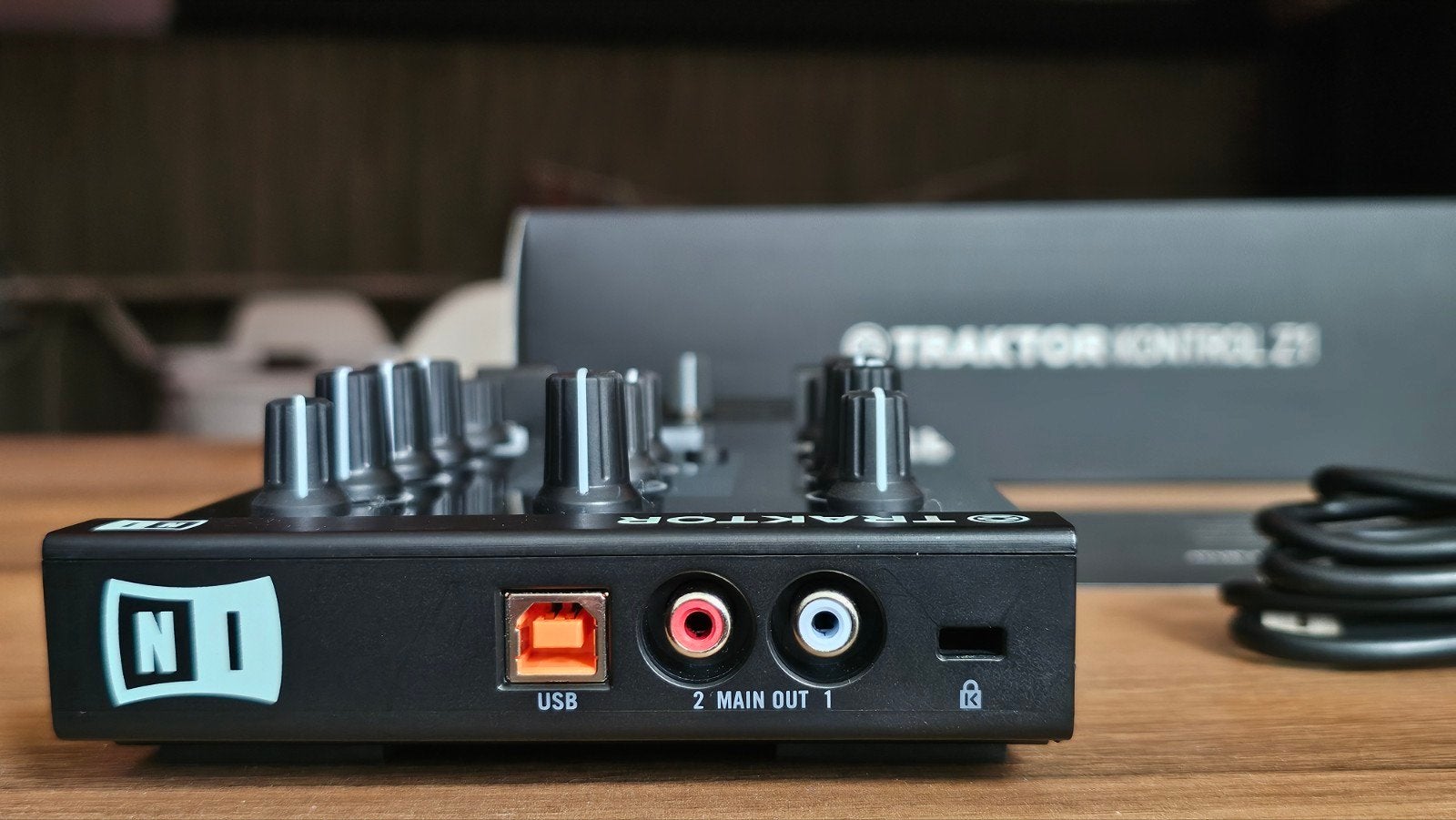 Foto 4 van Native Instruments Traktor Kontrol Z1 DJ-controller