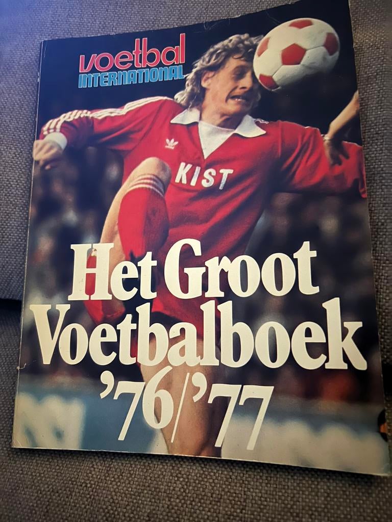 het groot voetbalboek seizoen 76-77 van VI, Verzamelen, Sportartikelen en Voetbal, Ophalen of Verzenden, Zo goed als nieuw, Boek of Tijdschrift