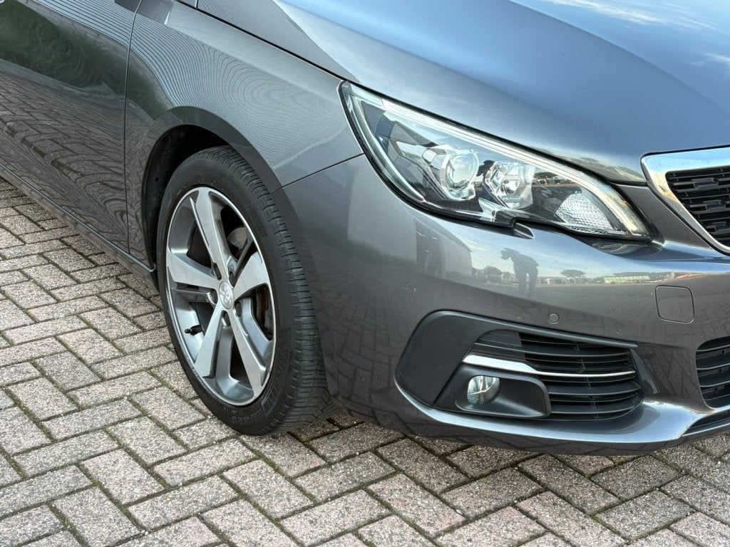 Foto 7 van Peugeot 308 1.2 Allure Distributie V.V. Xenon Sensoren Velge