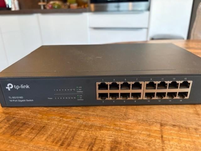 TP-link 16 poort Gigabit Switch, Computers en Software, Netwerk switches, Ophalen of Verzenden, Zo goed als nieuw