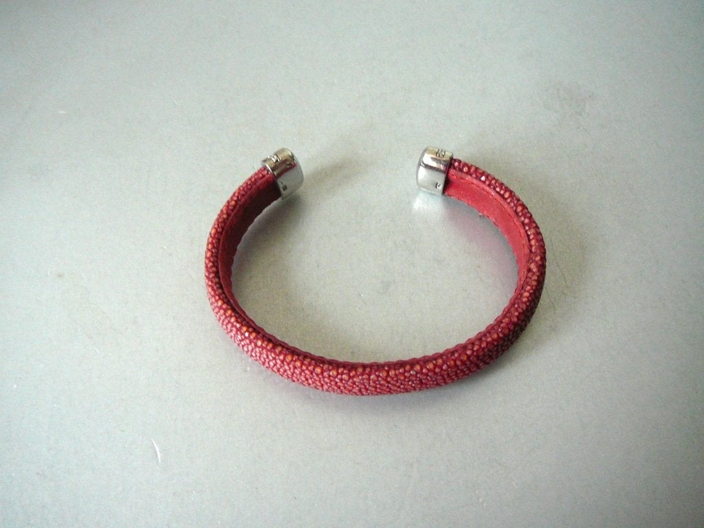 Stijlvolle rode armband met zilveren details, Verzenden, Overige materialen, Armband, Met edelsteen