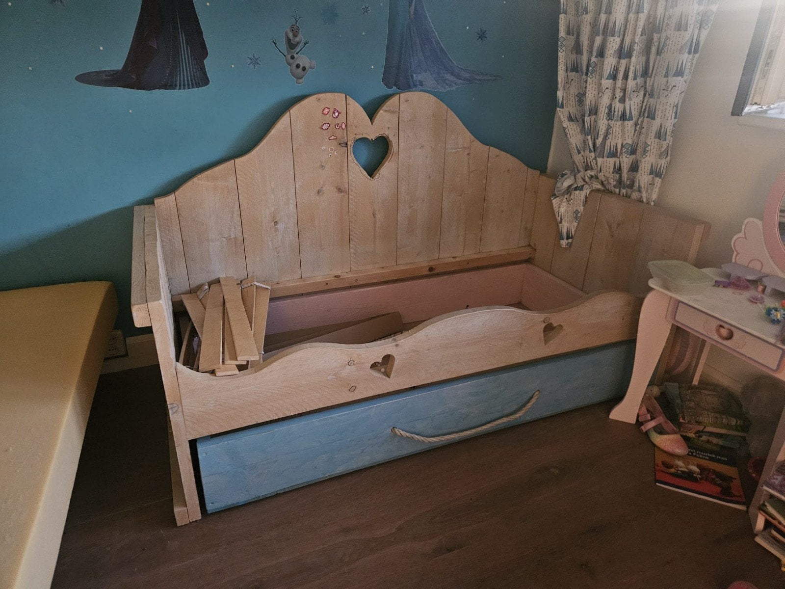 Uniek handgemaakt kinderbed met matras en opbergbak, Gebruikt, Ophalen of Verzenden, Crème, Overige maten