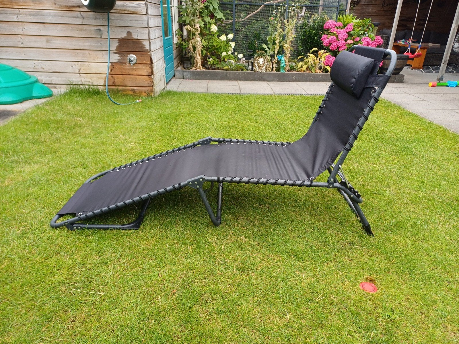 verstelbaar zwart ligbed van Feel Furniture met handdoek, Ophalen, Gebruikt, Aluminium, Verstelbaar