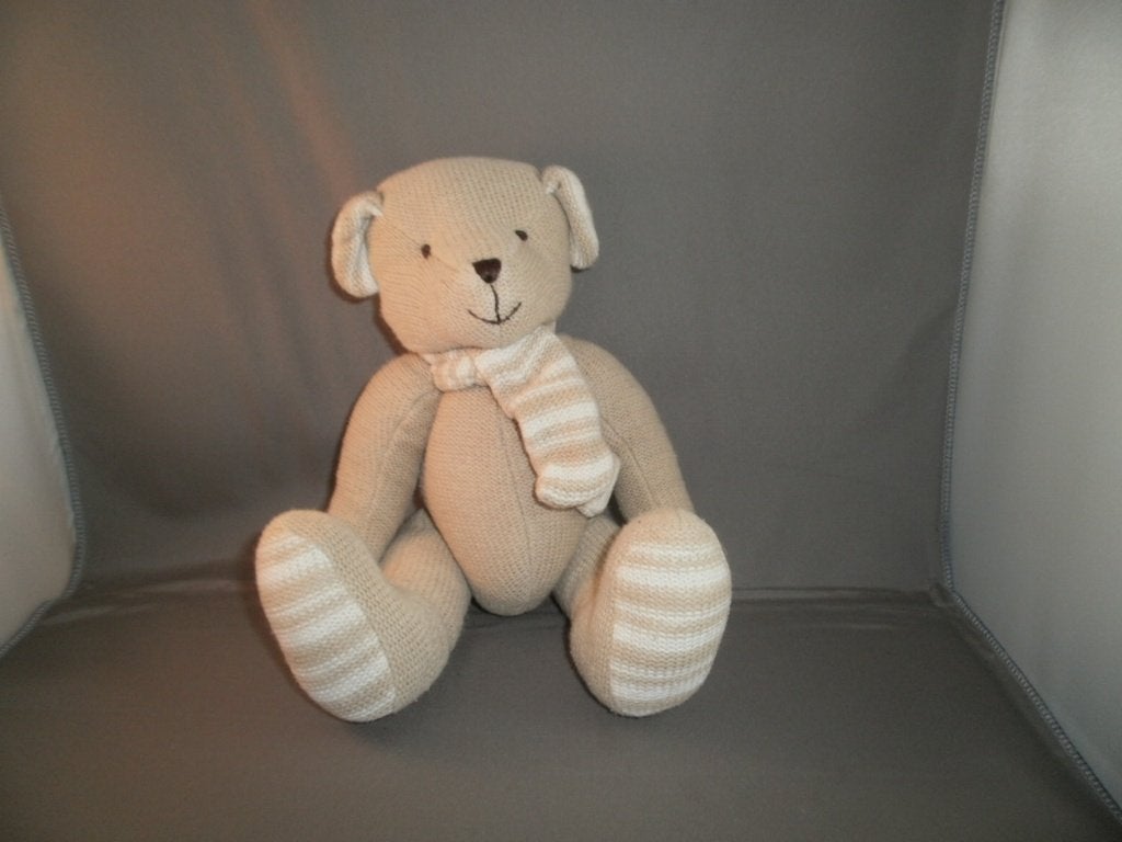 beer licht bruin met sjaal gestreept en voetzolen en binnen, Beer, Ophalen of Verzenden, Zo goed als nieuw, Middelgroot (20 tot 80 cm)