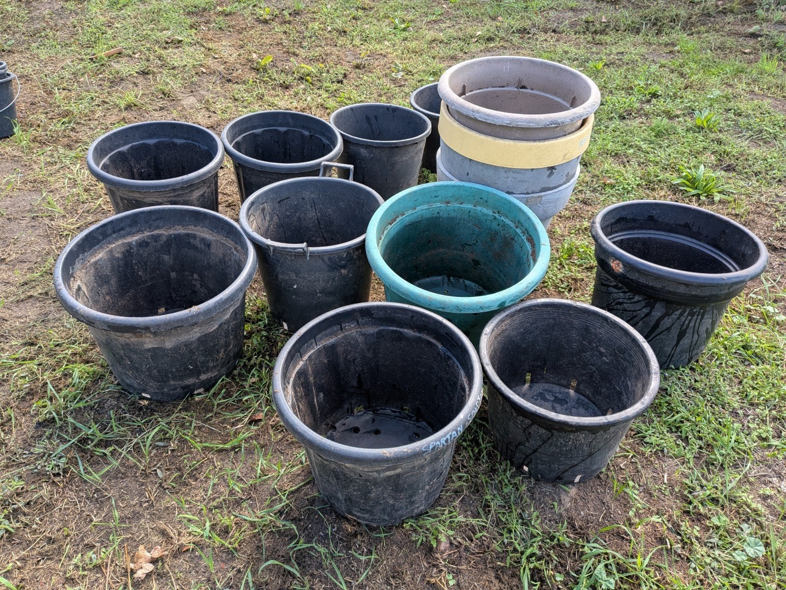 Gratis Diverse gebruikte boomkiipen en plantenbakken, Tuin en Terras, Kunststof, Gebruikt, Rond, Minder dan 40 cm